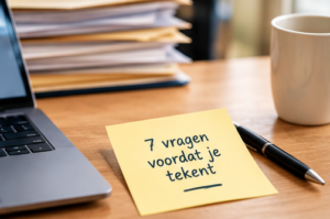 Geeltje met de tekst '7 vragen voordat je tekent' naast een pen en laptop